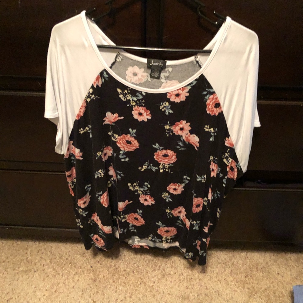 Justify floral short sleeve raglan style top